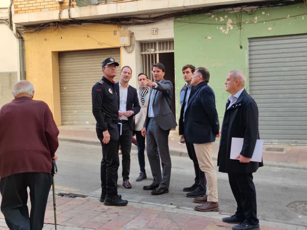 PORTADA ALCALDE EN LA CALLE CON IBERDROLA