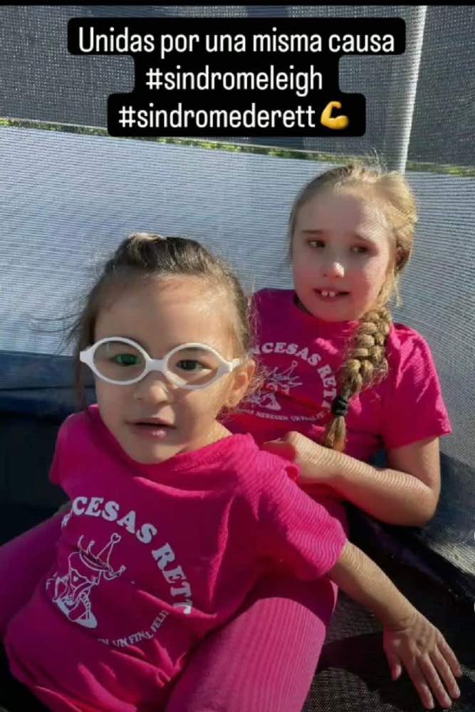 ALBA Y ADRIANA FOTO DE ELLAS UNIDAS POR UNA MISMA CAUSA