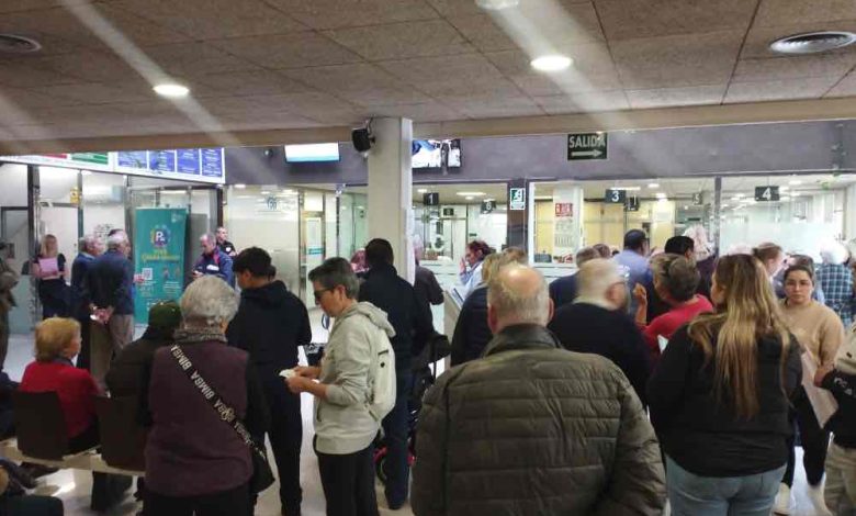 Gente esperando renovación bonobusFoto SAC Molina de Segura