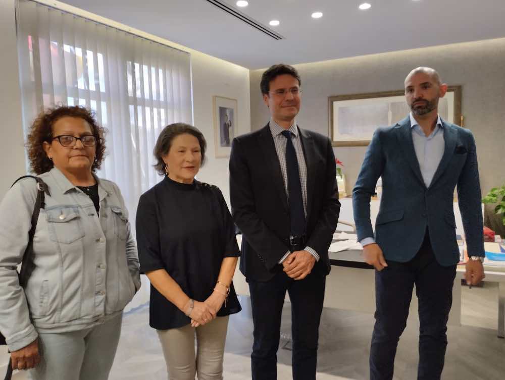 foto con alcalde y concejal deporte y mariangeles tiro con arco