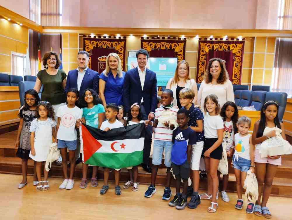 foto de familia recepcion niños saharauis vacaciones en paz