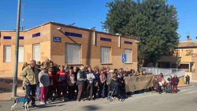 Concentración vecinos la Ribera por cierre consultorio médico