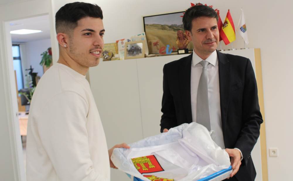 Dario Gil con alcalde y bandera portada(1)