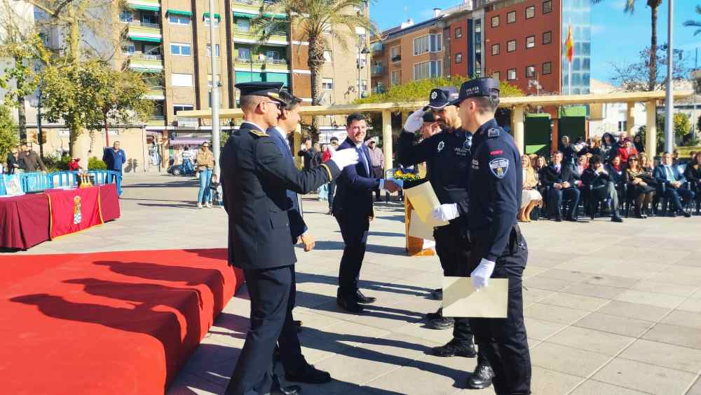 ENTREGANDO RECONOCIMIENTOS