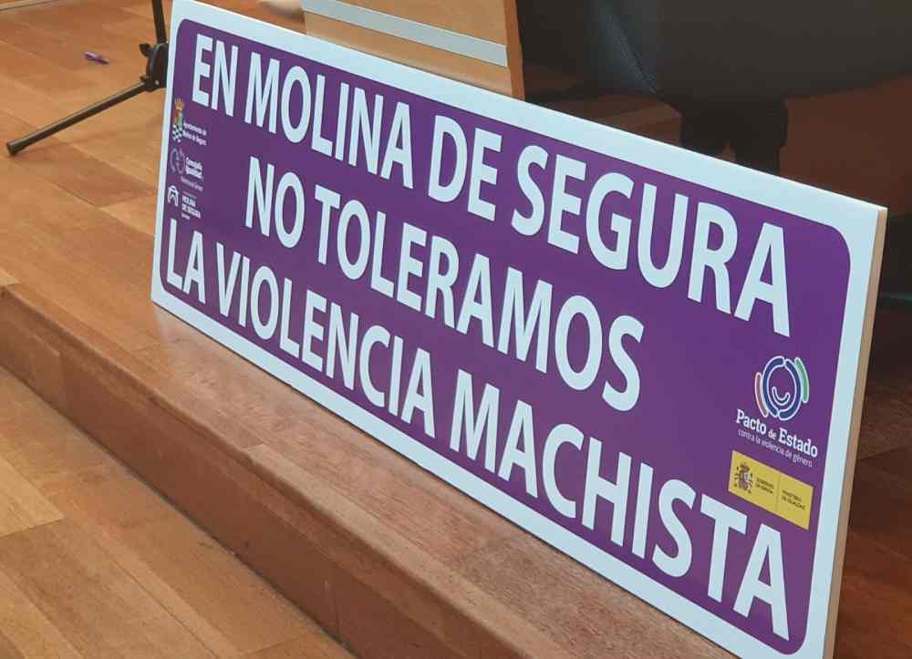 cartel molina no violencia machista suelo