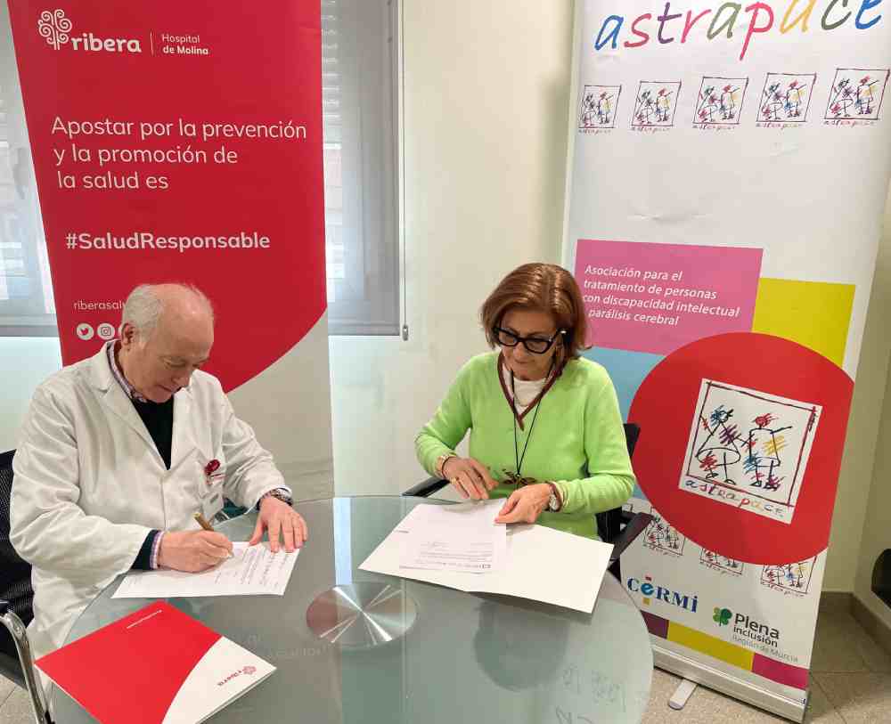 Firma convenio Ribera Hospital de Molina y Astrapace(1)
