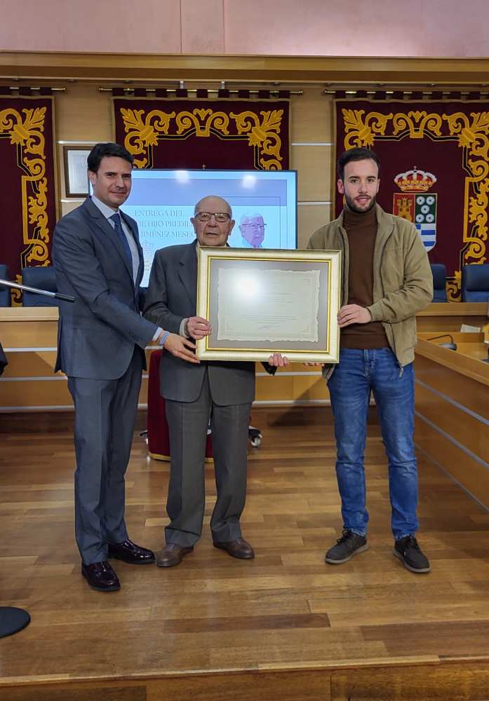 Título Hijo Predilecto-Molina-Acto de entrega a Ángel Jiménez Meseguer-Foto1 DON ANGEL CON DIPLOMA TRES ESTE