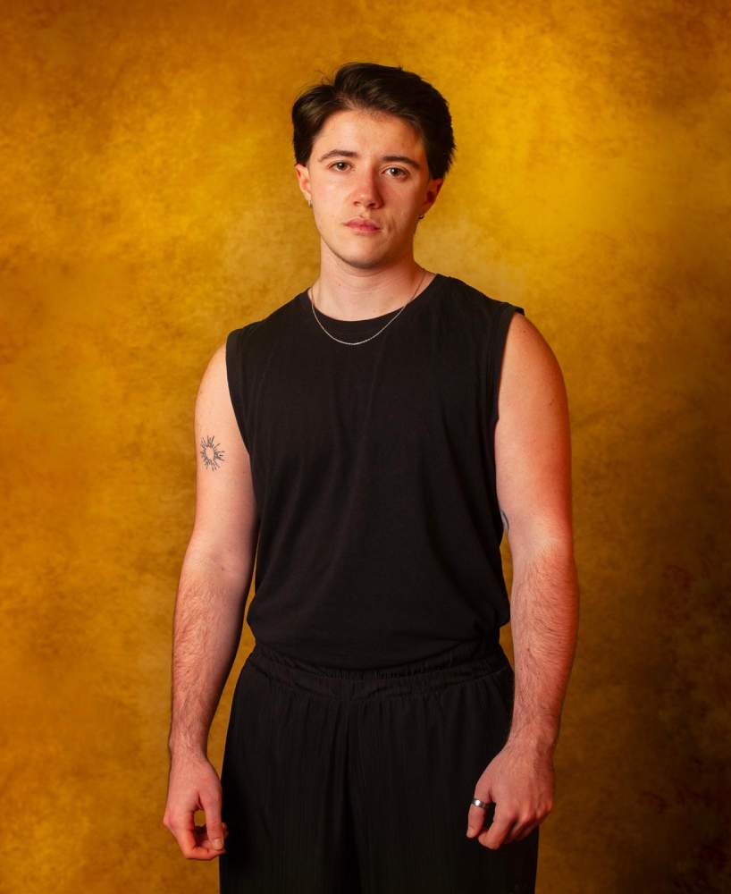 foto chico exposicion Carlos Escolastico