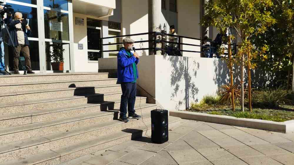 manifestante hablando señor