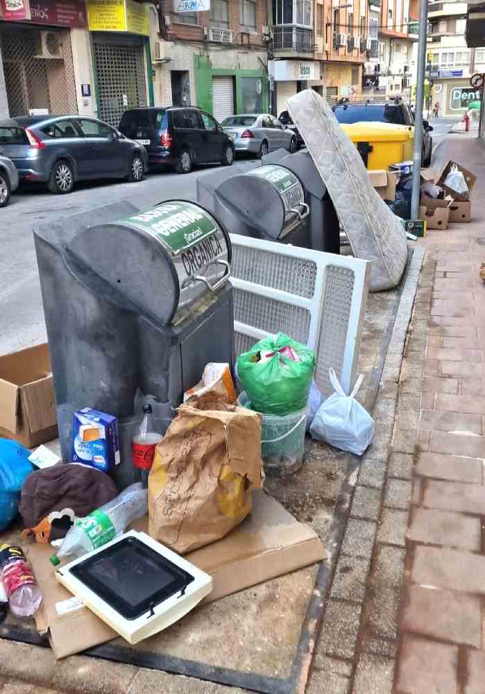 Molina con basura en las callesd1f(1)