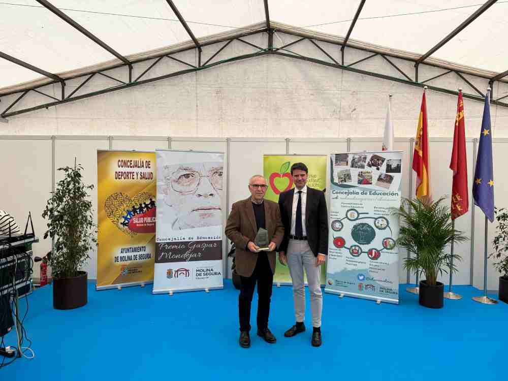 Premio Educación 'Gaspar Mondéjar' 2025-Molina-Acto de entrega-Foto premio a Andrés López Puche(1)
