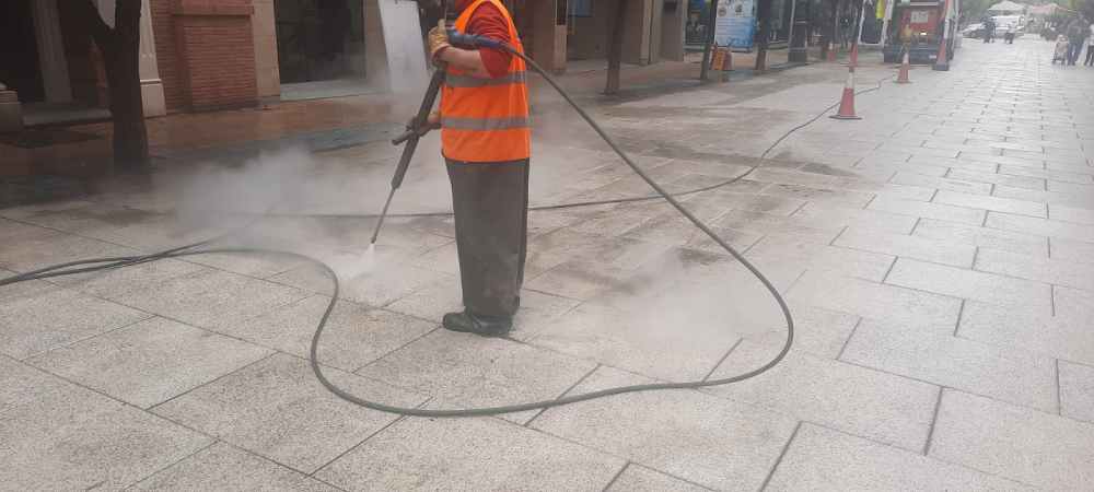 Vía Pública-Molina-Limpieza pavimentos Paseo Rosales y Plaza Región Murciana-Foto1(1)