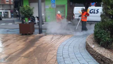 portada dos operarios con la maquina de vapor en plaza region murciana
