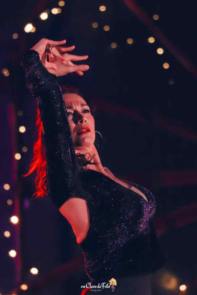 lola de frente cercana