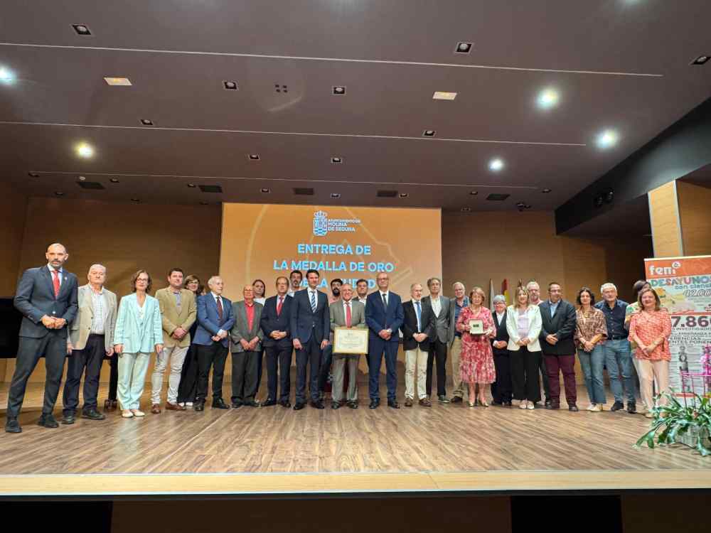 Medalla de Oro a la Fundación de Estudios Médicos de Molina de Segura-Acto entrega-Foto3(1)