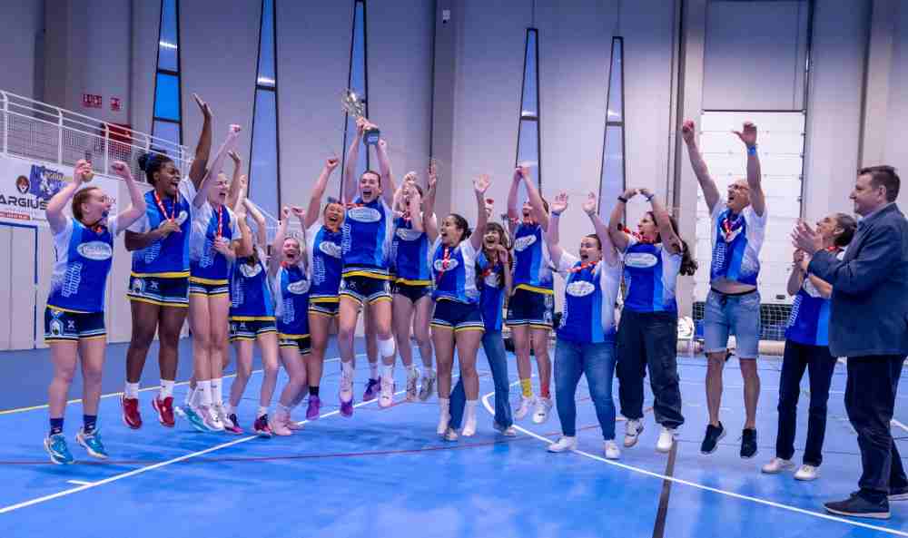 molina basket femenino portada saltando