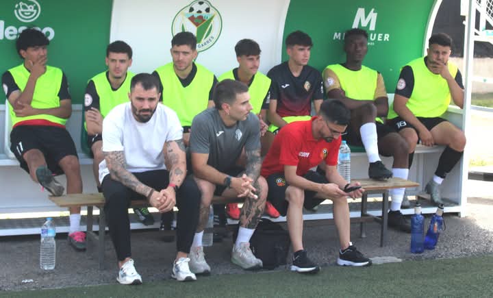 Mario Martinez en el banquillo con su equipo