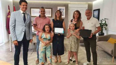 Sercomosa-Molina-Entrega comunicadores dinámicos a niñas con enfermedades raras-Foto1(1)