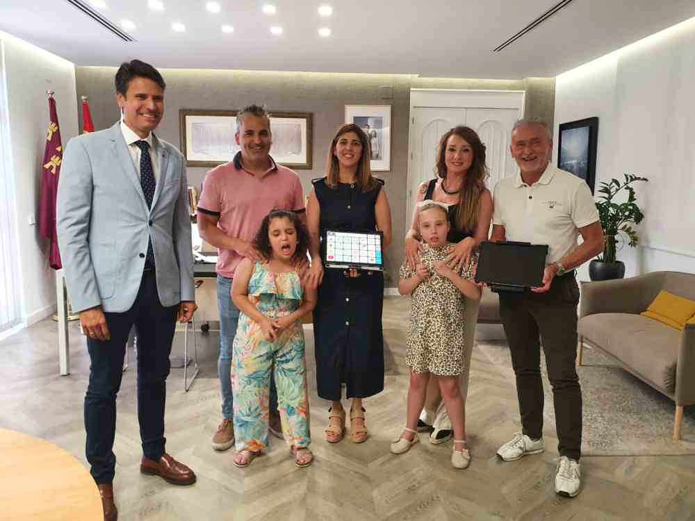 Sercomosa-Molina-Entrega comunicadores dinámicos a niñas con enfermedades raras-Foto1(1)