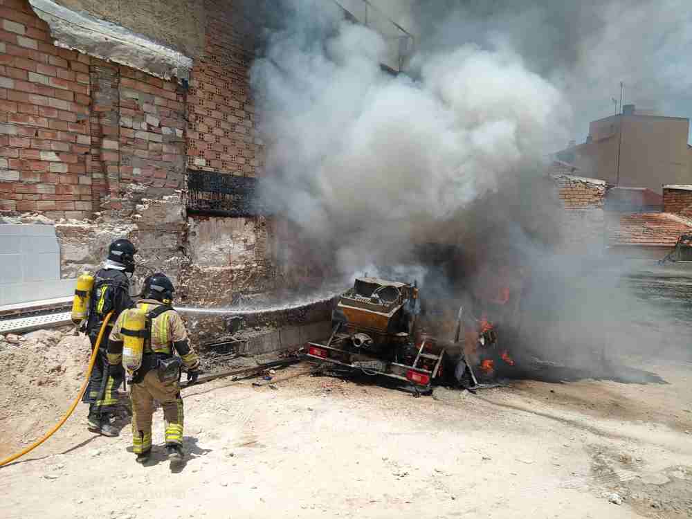 bomberos apagando coche incendiado en molina-2025-06-25-at-14.27.41
