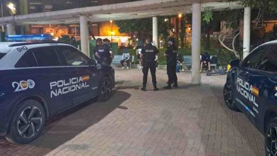 Según ha informado la Policía Nacional, un amplio operativo policial en Molina de Segura llevado a cabo el pasado 16 de mayo se ha saldado con la detención de tres personas y la tramitación de siete propuestas de sanción por diferentes infracciones. Dispositivo coordinado entre la Comisaría Local y la Jefatura Superior de Policía El dispositivo de seguridad se desarrolló en diversos locales de ocio del centro urbano, así como en espacios públicos cercanos. La intervención fue resultado del análisis previo de los flujos criminógenos de la localidad, junto con otras informaciones recabadas por los cuerpos policiales. En la operación participaron agentes de la Comisaría de Molina de Segura, así como efectivos de varias unidades especializadas pertenecientes a la Jefatura Superior de Policía de la Región de Murcia: la Brigada Provincial de Seguridad Ciudadana, Policía Científica, Extranjería y Fronteras, y Policía Judicial. Identificación de más de cien personas y revisión de vehículos Durante el desarrollo del operativo policial en Molina de Segura, los agentes inspeccionaron un total de cinco establecimientos de ocio. Como parte del dispositivo, se identificó a más de un centenar de personas y se revisaron numerosos vehículos. Como resultado de estas acciones, se procedió a la detención de una persona sobre la que pesaba una reclamación policial por tráfico de drogas, y de otras dos por infracciones a la Ley de Extranjería. Además, los agentes tramitaron siete propuestas de sanción por tenencia ilícita de sustancias estupefacientes y porte de arma blanca prohibida. Un dispositivo preventivo para garantizar la seguridad ciudadana Según se ha indicado, el despliegue policial tuvo carácter preventivo y se enmarca dentro de las acciones programadas para mantener la seguridad ciudadana en entornos de gran afluencia de personas y espacios de ocio nocturno.