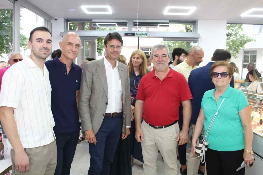 autoridades con Eloy y familia(1)