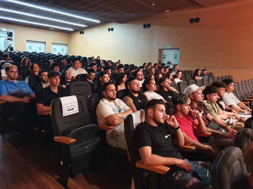 chicos del programa y familia en los asientos mudem