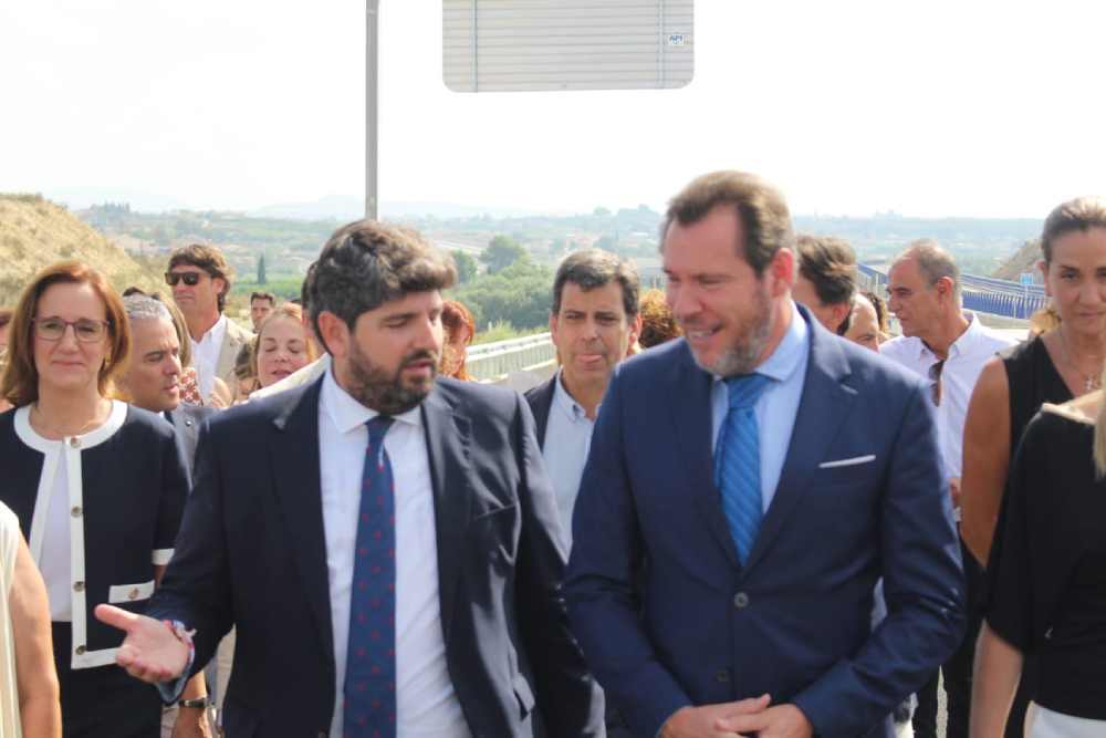 ministro y lopez miras caminando carretera