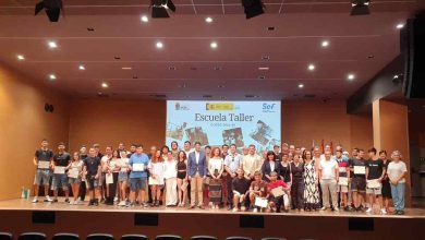 portada foto familia recibiendo título