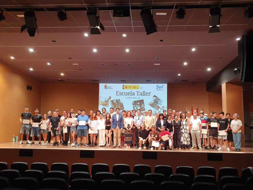 portada foto familia recibiendo título