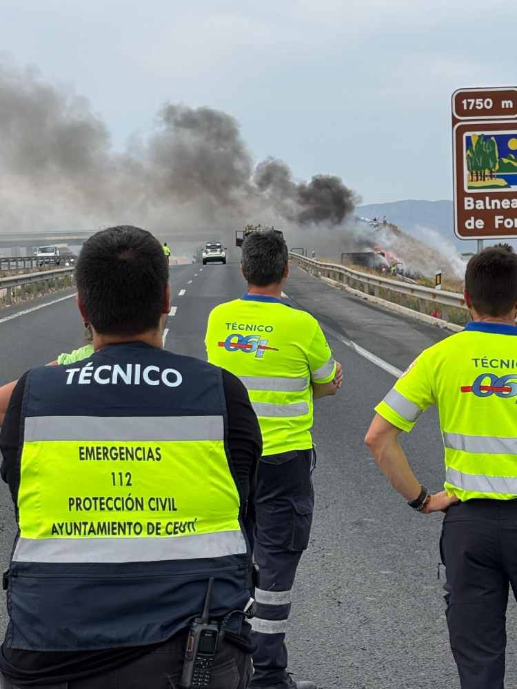 tecnicos de 112 proteccion civil en accidente