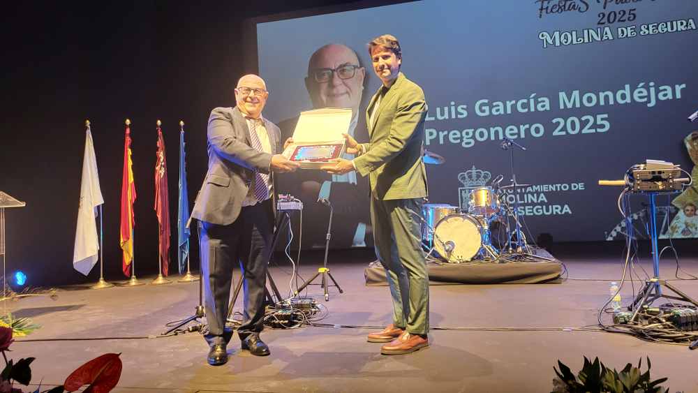 CON ALCALDE MOSTRANDO MEDALLA MONDEJAR(1)