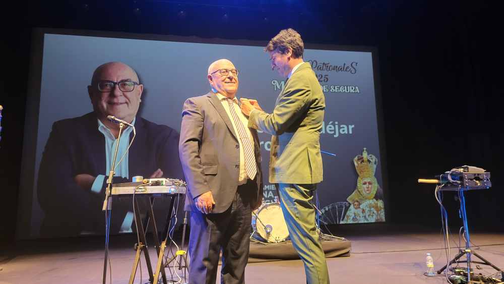 PONIENDO MEDALLA A MONDEJAR(1)