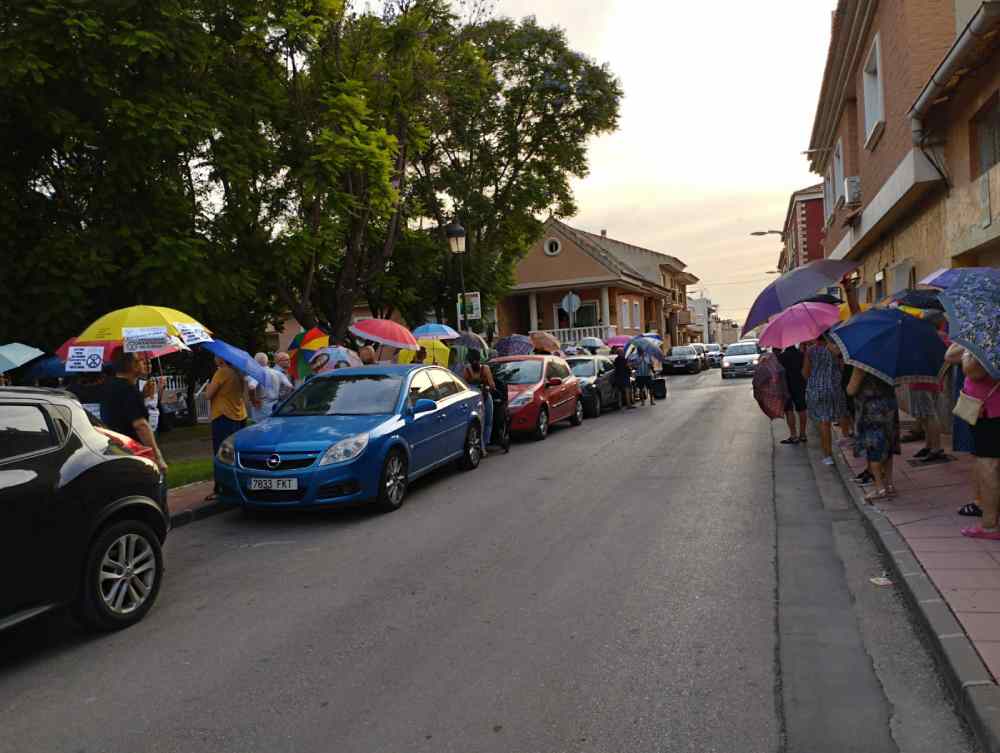 vecinos en las aceras en manifestación granados 68