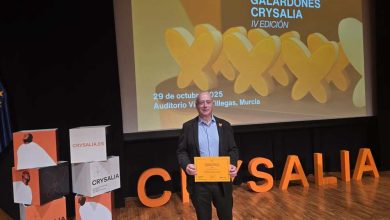 Pedro Hernández, gerente de Ribera Hospital de Molina, con el premio Crysalia (1)