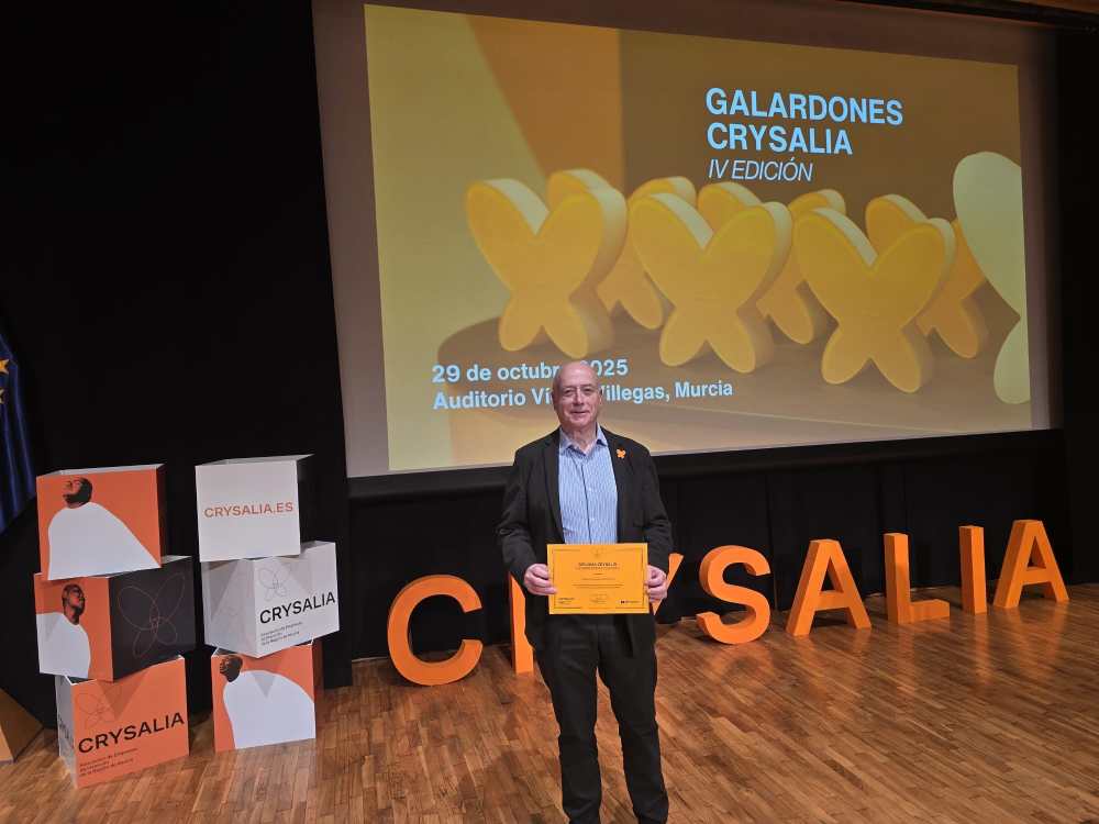 Pedro Hernández, gerente de Ribera Hospital de Molina, con el premio Crysalia (1)