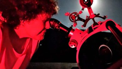 Portada mujer mirando por el telescopio Periplaneta