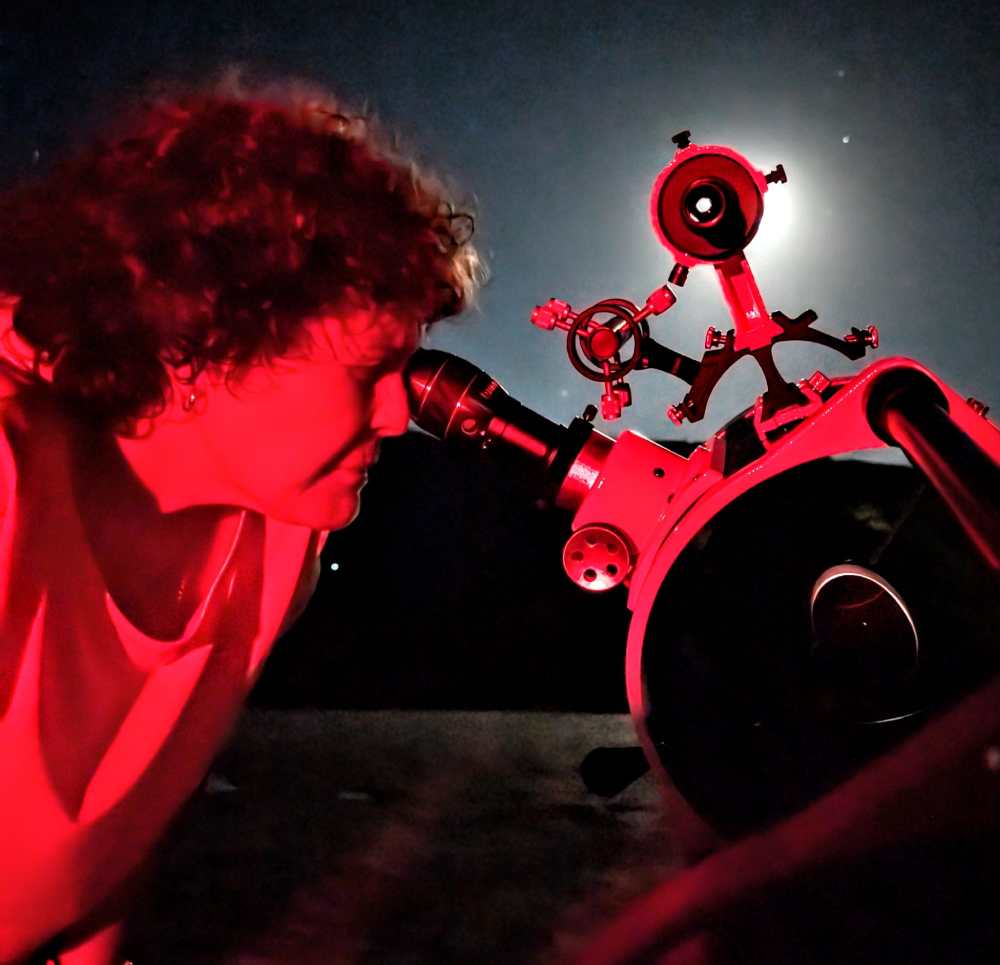 Portada mujer mirando por el telescopio Periplaneta