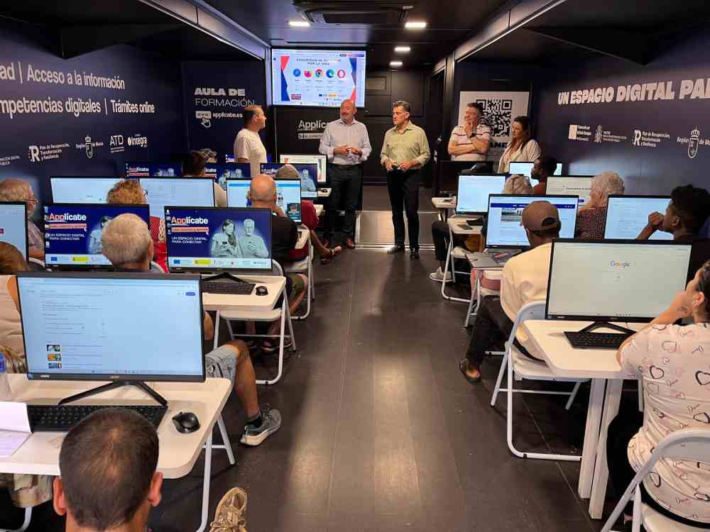 TIC-Molina-Campaña 'Applícate. Sube, conecta y aprende'-Tercera edición (6-10oct25)-Visita autoridades-Foto(1)