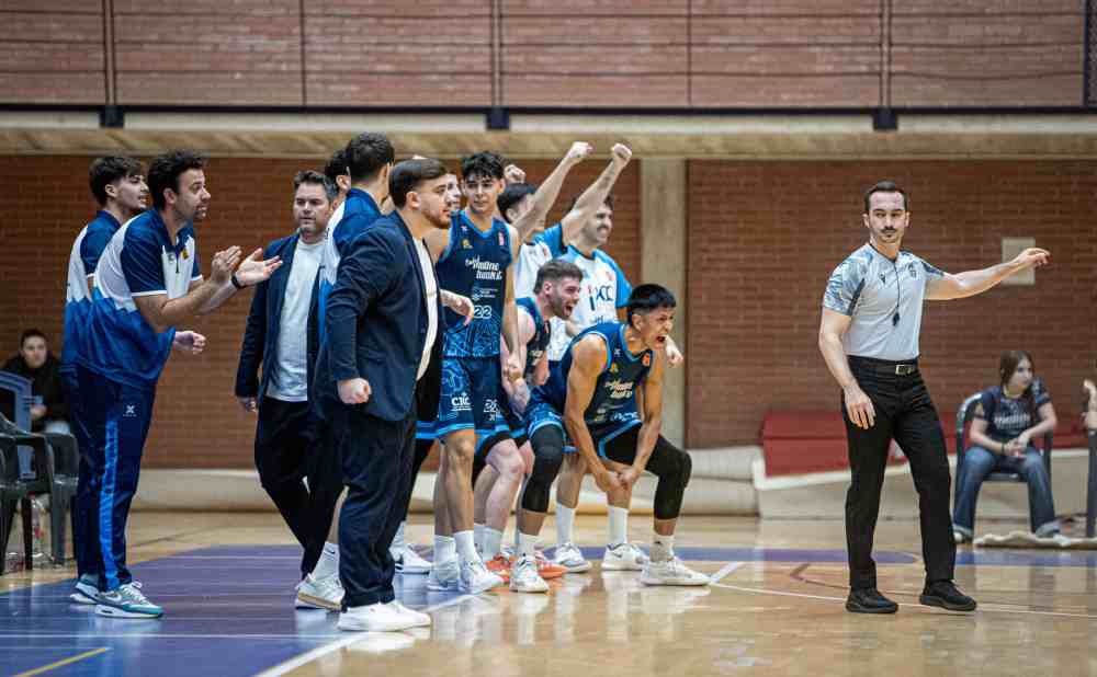equipo tecnico al costado basket(1)