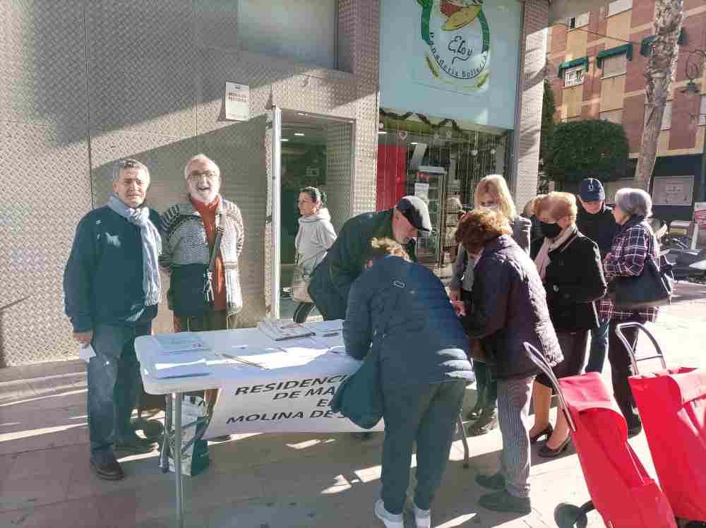 mesa en paseo rosales residencia publica mayores