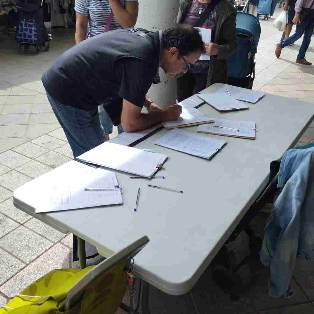 persona firmando residencia mayores baja