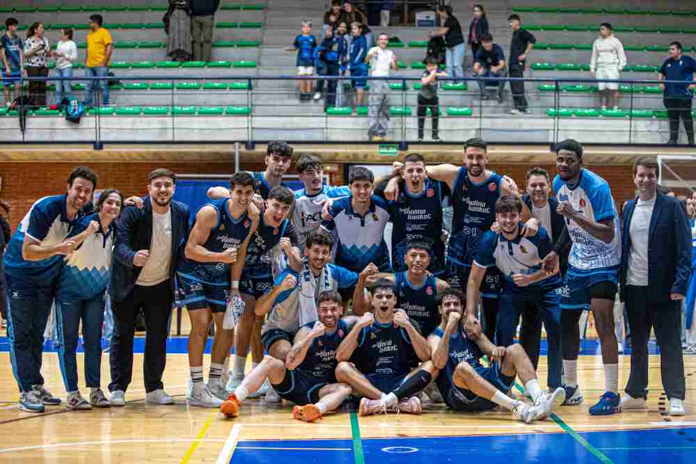 portada equipo basket completo celebrando(1)