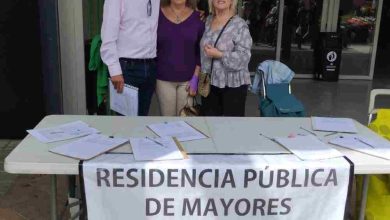 residencia publica mayores mesa con miembros plataforma