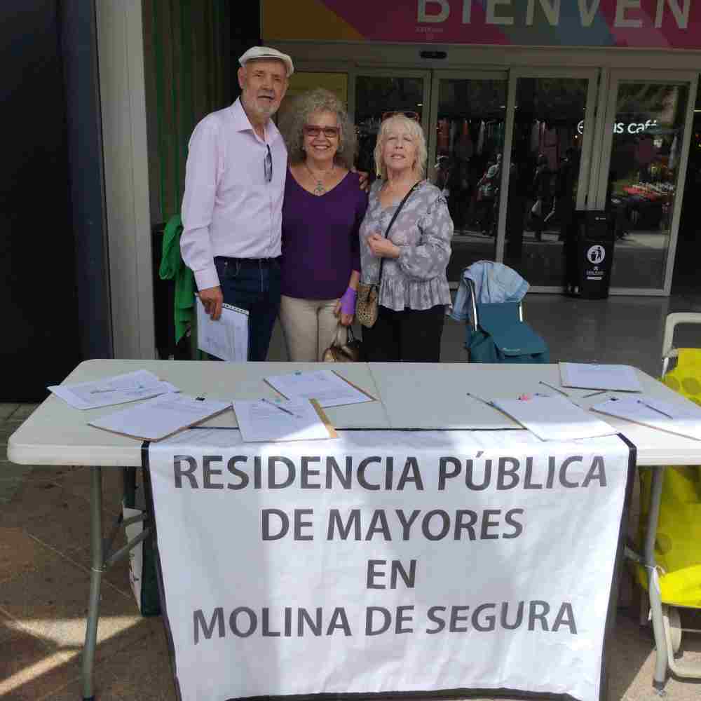 residencia publica mayores mesa con miembros plataforma