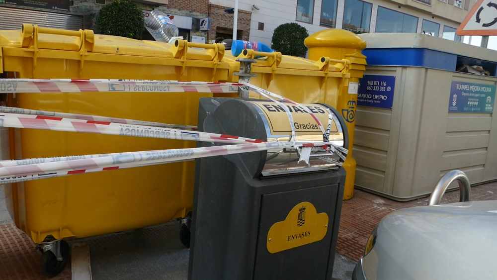 PRECINTADOS CONTENEDORES PSOE(1)