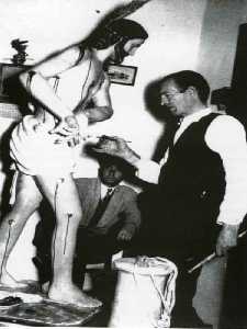 [Molina_de_Segura_Bernabe_Gil_Riquelme]_Bernabe_Gil_trabajando_en_el_Cristo_atado_a_la_columna