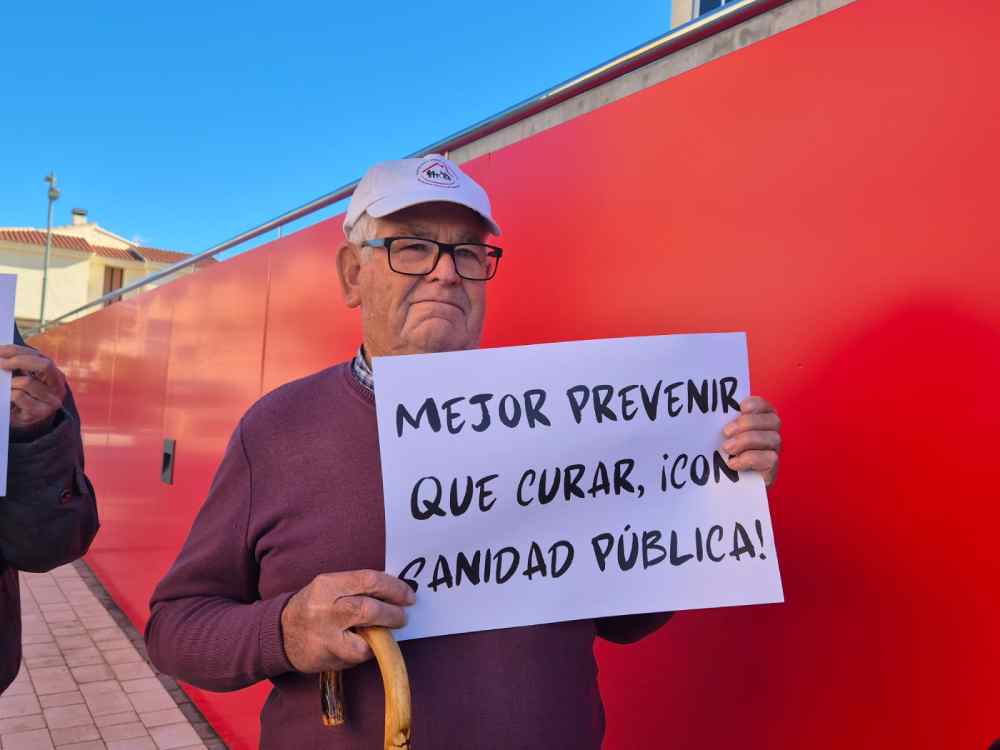 abuelo con pancarta plataforma pensionistas por sanidad pública