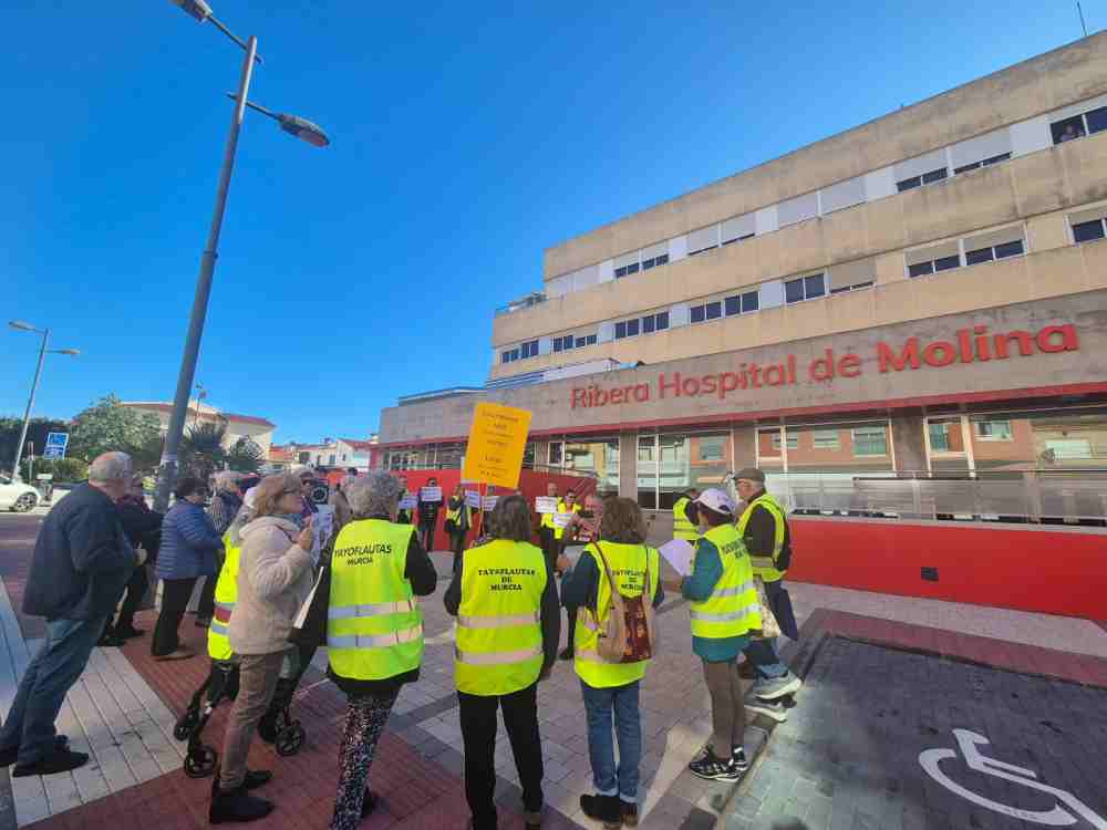 pensionistas frente Ribera Hospital de Molina