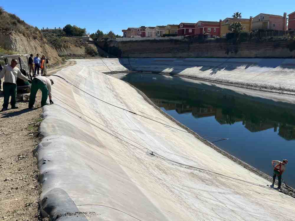 Campo Golf Altorreal-Trabajos balsa riego para evitar mosquitos-Visita alcalde-Foto3(1)
